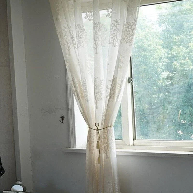 Rideau élégant avec motif floral suspendu à une fenêtre ensoleillée. Décoration intérieure élégante, parfait pour ajouter une touche de sophistication et de luminosité à votre salon ou chambre.  Accessoire idéal pour créer une ambiance chaleureuse et accueillante dans votre espace de vie.