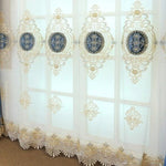 Rideau élégant avec motifs brodés et détails dorés, parfait pour ajouter une touche de sophistication à votre intérieur. Ce rideau chic offre un design artistique avec des médaillons décoratifs au centre, idéal pour les salons, chambres ou espaces de réception. Style raffiné et ambiance lumineuse assurés.