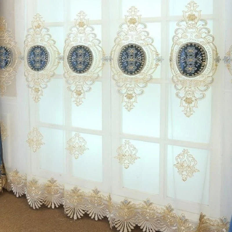 Rideau élégant avec motifs brodés et détails dorés, parfait pour ajouter une touche de sophistication à votre intérieur. Ce rideau chic offre un design artistique avec des médaillons décoratifs au centre, idéal pour les salons, chambres ou espaces de réception. Style raffiné et ambiance lumineuse assurés.