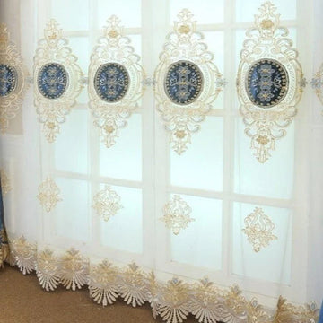 Rideau élégant avec motifs brodés et détails dorés, parfait pour ajouter une touche de sophistication à votre intérieur. Ce rideau chic offre un design artistique avec des médaillons décoratifs au centre, idéal pour les salons, chambres ou espaces de réception. Style raffiné et ambiance lumineuse assurés.
