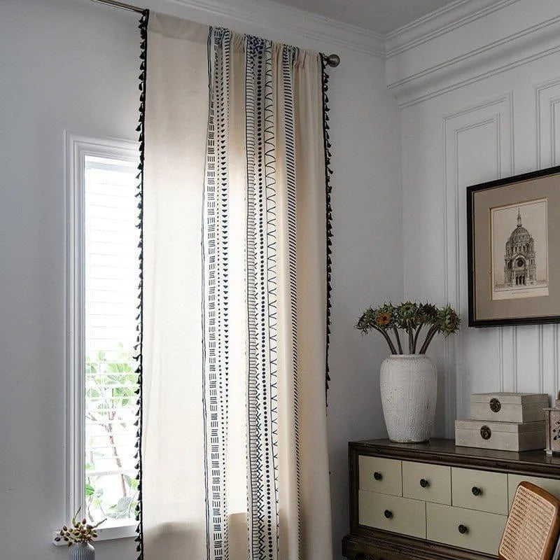 Rideau élégant avec motifs géométriques, orné de franges, idéal pour sublimer une pièce moderne et chic. Parfait pour apporter une touche de style à votre décoration intérieure, ce rideau offre une ambiance chaleureuse et lumineuse le long d'une fenêtre.