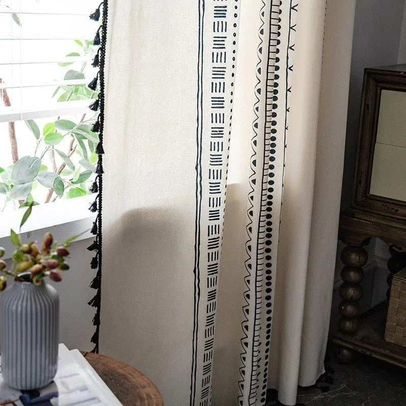 Rideau décoratif élégant avec motifs géométriques noirs sur fond blanc, idéal pour ajouter une touche moderne à votre intérieur. Accessoire parfait pour filtrer la lumière tout en apportant du style à votre salon ou chambre.