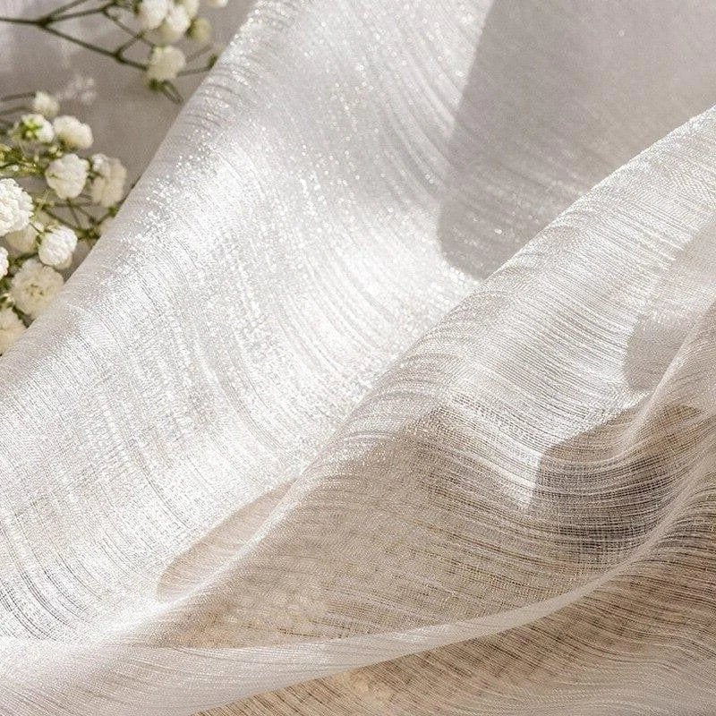 Voilage élégant blanc pour décoration intérieure, permettant une luminosité douce et une atmosphère chaleureuse. Accessoire idéal pour salons, chambres ou bureaux, ajoutant une touche de sophistication et de modernité à votre espace de vie.