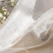 voilage blanc texturé effet gaufré translucide décoration intérieure douce fleurs vase verre chambre