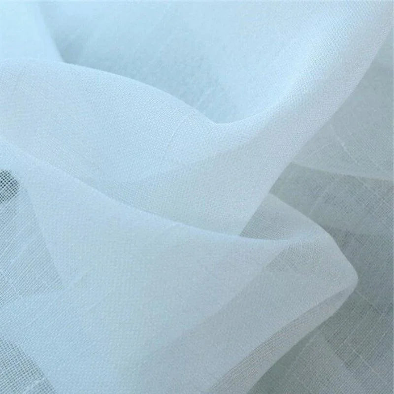 Voile blanc élégant et léger pour décoration intérieure, idéal pour créer une ambiance apaisante et lumineuse dans votre maison. Accessoire parfait pour rideaux ou tentures, apportant une touche raffinée et moderne à votre espace de vie.