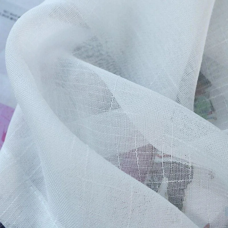 Voilage élégant et transparent pour décoration d'intérieur, parfait pour habiller vos fenêtres avec style et légèreté. Idéal pour créer une ambiance lumineuse et aérée dans votre maison. Disponible en plusieurs dimensions.