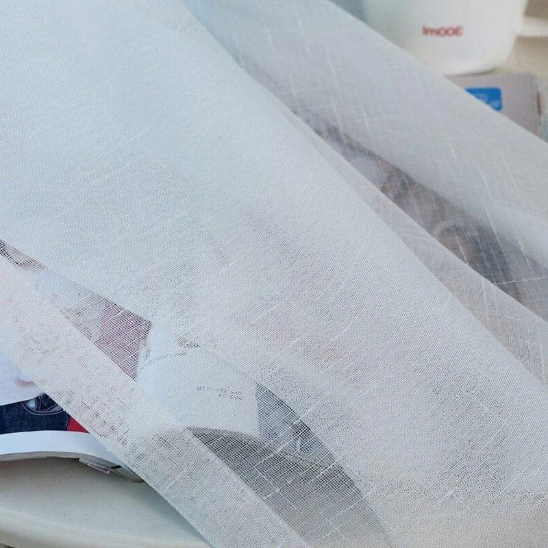 Voilage transparent blanc idéal pour la décoration intérieure, apportant élégance et luminosité à votre espace. Parfait pour habiller vos fenêtres avec style tout en laissant entrer la lumière naturelle. Facile à intégrer dans tout type de décoration, des styles modernes aux plus classiques.