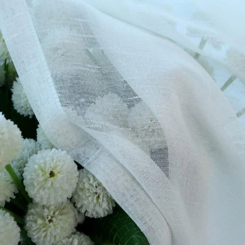 Voilage blanc transparent avec éléments floraux délicats, idéal pour ajouter une touche élégante à tout intérieur. Ce rideau léger offre une lumière douce et naturelle, parfait pour les salons ou les chambres à coucher. Complément parfait à une décoration moderne et épurée.