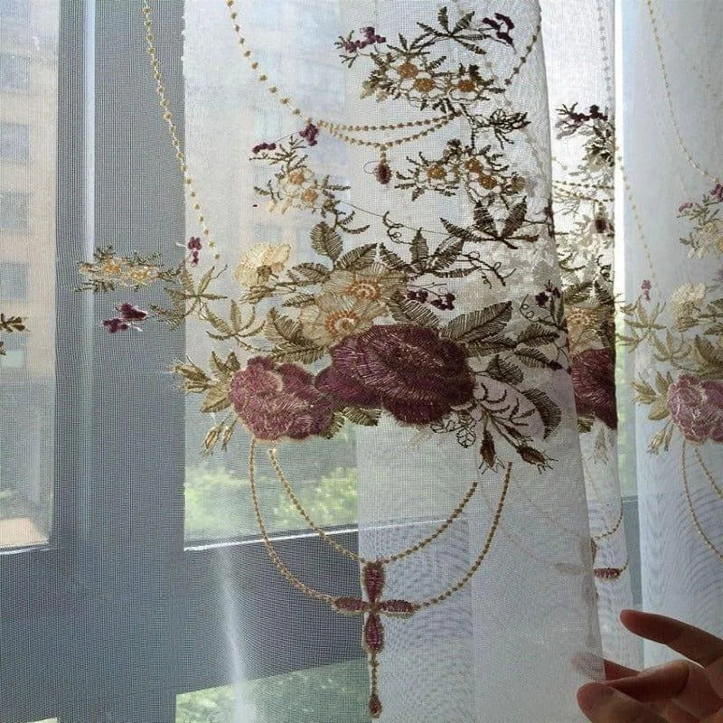 Rideaux élégants avec motifs floraux brodés, parfaits pour ajouter une touche de charme à votre intérieur. Ces voilages laissent filtrer délicatement la lumière tout en offrant une vue magnifique sur l'extérieur. Idéal pour une ambiance chaleureuse et accueillante dans votre salon ou votre chambre.