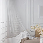 Voilage élégant pour salon moderne, rideau blanc translucide avec motifs délicats, décoration de fenêtre lumineuse. Crée une ambiance douce et raffinée dans votre intérieur. Parfait pour filtrer la lumière tout en préservant l'intimité. Idéal pour harmoniser la décoration de votre maison, ajoutant une touche de sophistication et de style. Accessoire déco indispensable pour sublimer votre espace de vie avec goût.