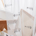 Rideau décoratif avec motif original, idéal pour apporter une touche moderne et ludique à votre intérieur. Parfait pour le salon, la chambre ou tout espace nécessitant une ambiance légère et créative. Ajoutez du style à votre décoration avec ce design unique.