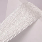 Ruban élégant blanc brillant, idéal pour les décorations festives, les projets de bricolage et la couture créative. Parfait pour ajouter une touche scintillante à vos créations artistiques ou à vos tenues personnalisées. Disponible en rouleau facile à utiliser pour tous vos besoins de décoration.