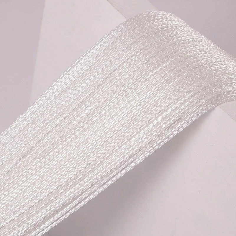 Ruban élégant blanc brillant, idéal pour les décorations festives, les projets de bricolage et la couture créative. Parfait pour ajouter une touche scintillante à vos créations artistiques ou à vos tenues personnalisées. Disponible en rouleau facile à utiliser pour tous vos besoins de décoration.