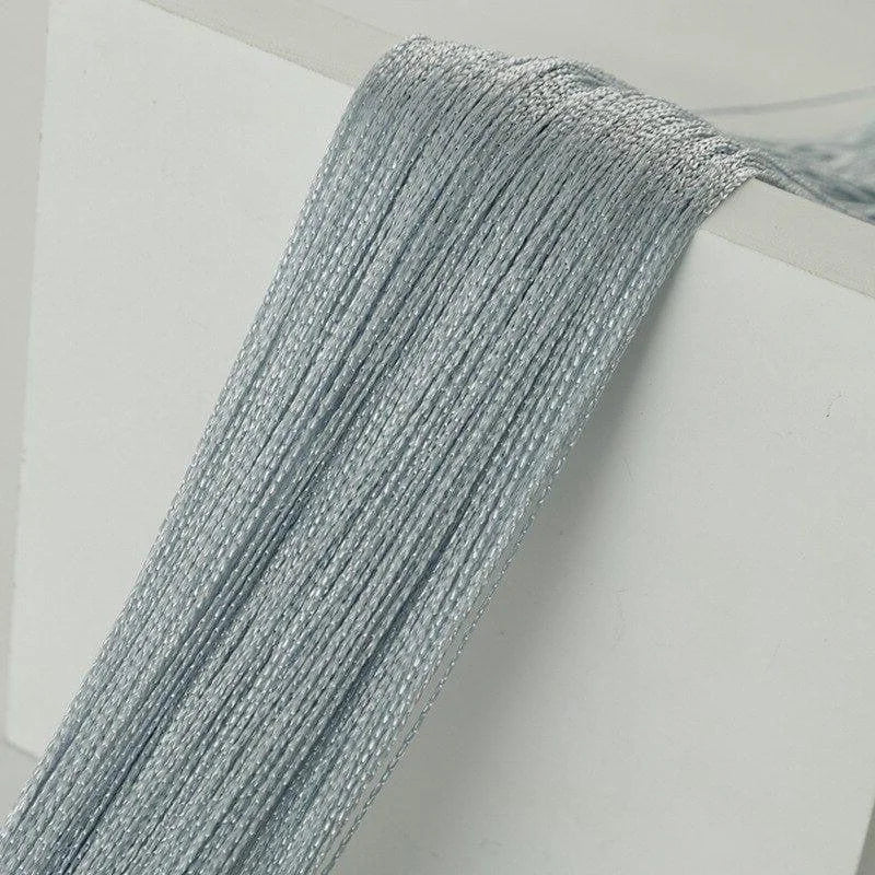 "Fil gris brillant idéal pour la couture et le tricot, apportant une touche d'élégance et de modernité à vos créations DIY, parfait pour les projets d'artisanat et les décorations."