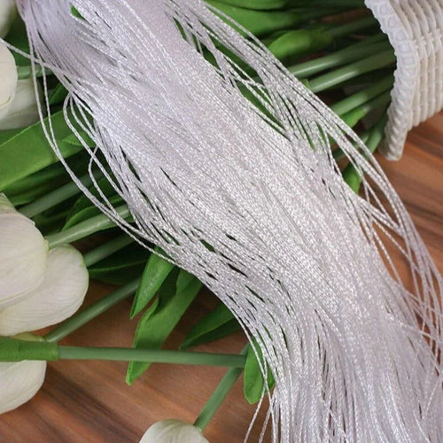 Fils décoratifs élégants en blanc, parfaits pour la création d'artisanat, l'embellissement de projets créatifs ou l'ajout d'une touche sophistiquée à la décoration intérieure. Ce produit polyvalent se marie bien avec divers styles et est idéal pour les bricoleurs et décorateurs à la recherche d'éléments esthétiquement charmants.