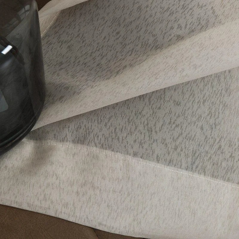 Voile translucide élégant, idéal pour décorer les intérieurs modernes. Profitez de ce rideau raffiné pour filtrer la lumière tout en préservant votre intimité. Accessoire parfait pour les chambres, salons ou espaces de travail.