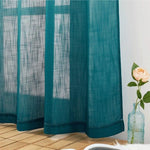 Rideau bleu élégant devant une fenêtre, créant une ambiance lumineuse et aérée. Décoration parfaite pour ajouter une touche de couleur à votre intérieur. Notez la présence d'une rose dans un vase, ajoutant une touche de nature à l'ensemble. Idéal pour le salon ou la chambre à coucher.