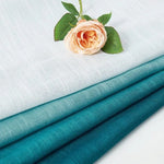 Tissus colorés dans des tons de bleu et blanc avec une rose en décoration, parfaits pour la décoration intérieure et la confection de rideaux élégants.
