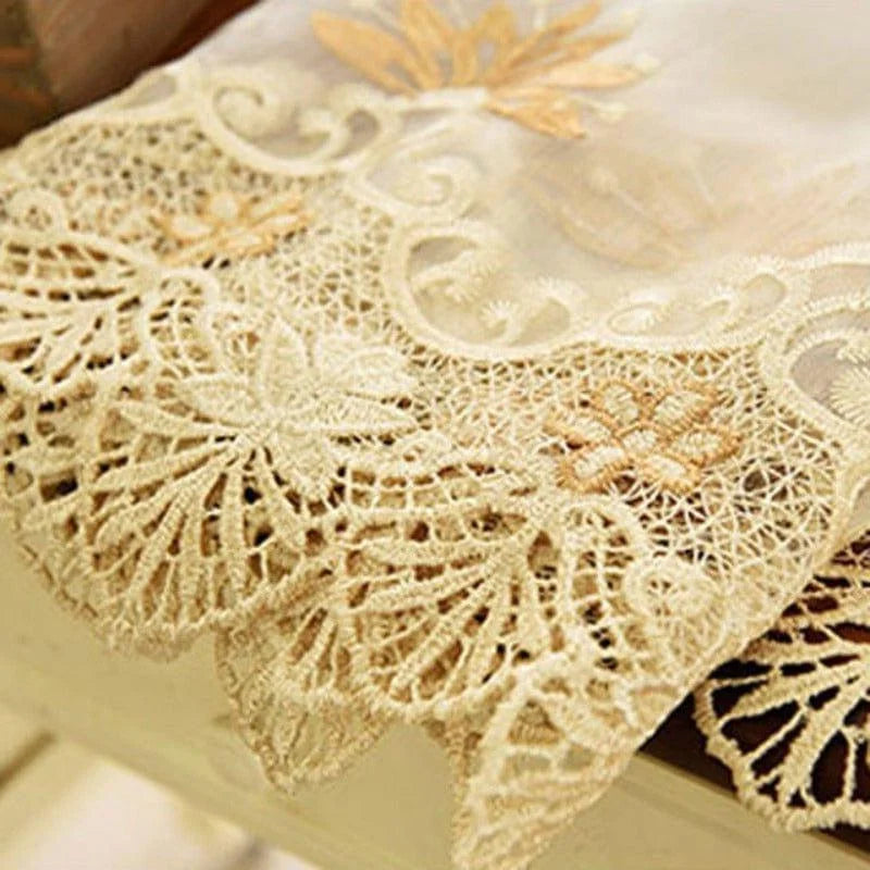 Centre de table élégant avec motifs floraux détaillés, idéale pour une décoration raffinée de salle à manger. Ses broderies minutieuses ajoutent une touche de sophistication aux occasions spéciales et aux repas quotidiens. Parfait pour sublimer votre intérieur avec charme et style.