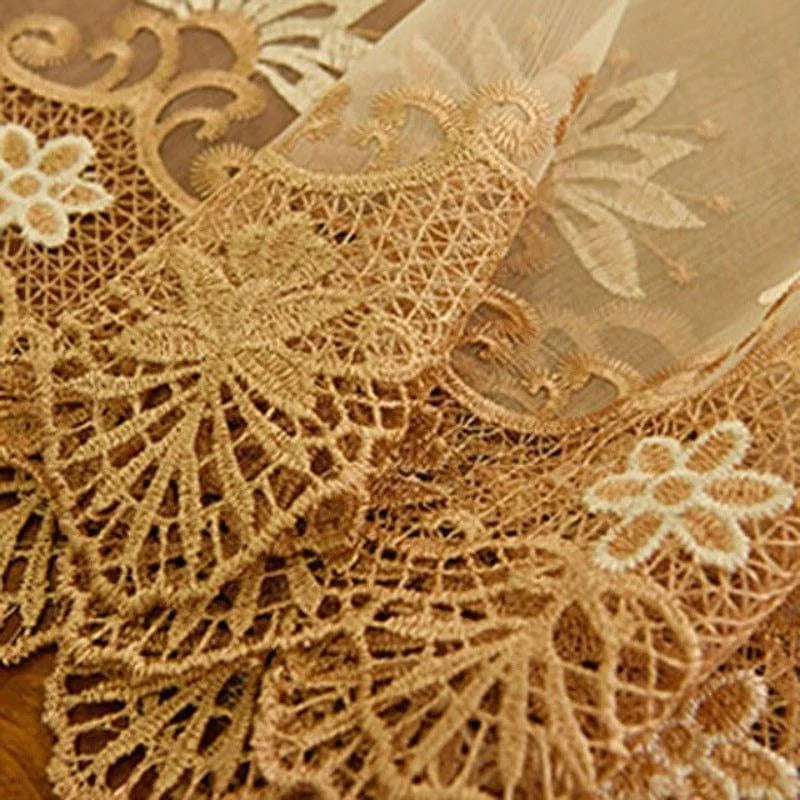 Rideau décoratif brodé avec motifs floraux détaillés pour une ambiance élégante dans votre intérieur. Accessoire de décoration idéal pour apporter une touche de raffinement à votre maison. Parfait pour le salon ou la chambre à coucher.