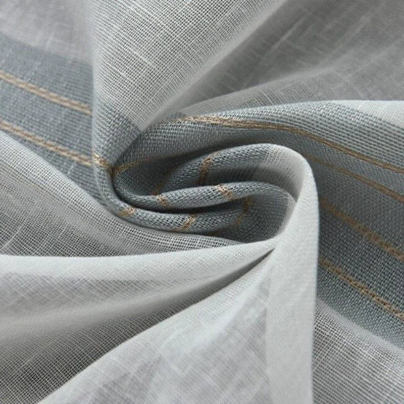 Tissu décoratif élégant avec motifs à rayures grises et blanches, idéal pour la confection de rideaux modernes et raffinés. Parfait pour sublimer l'intérieur de votre maison avec une touche contemporaine.