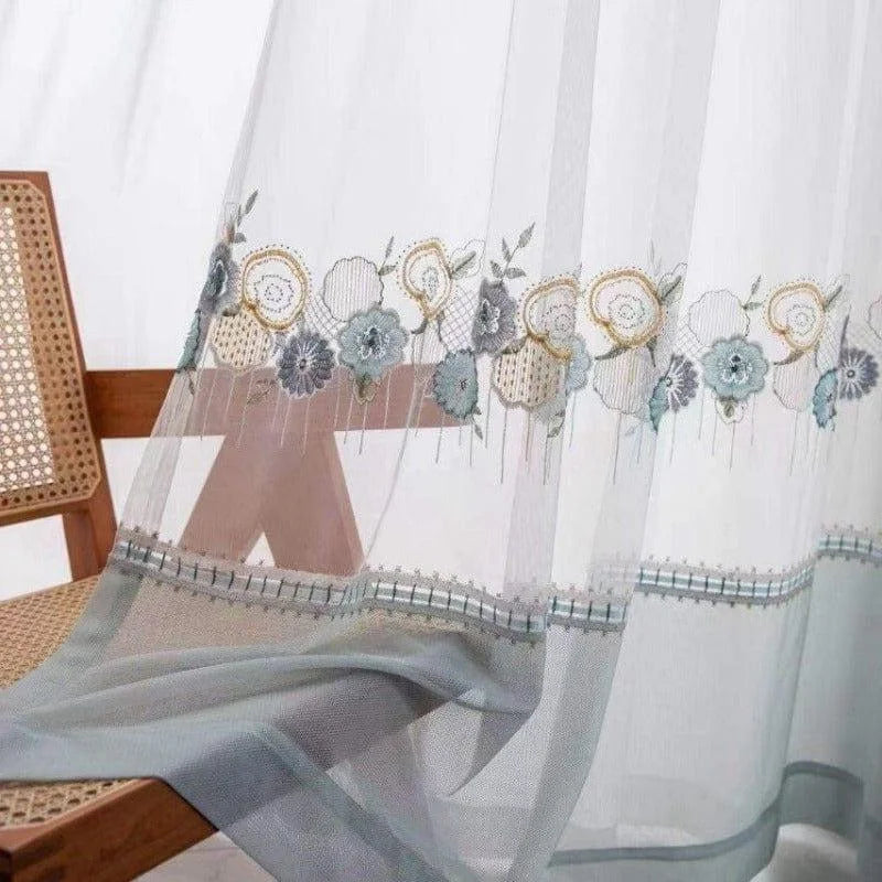 Rideau élégant avec motifs floraux brodés, parfait pour ajouter une touche de sophistication et de légèreté à votre intérieur. Ce rideau aux teintes douces se marie harmonieusement avec divers styles de décoration, créant une ambiance apaisante et raffinée dans la pièce. Idéal pour le salon, la chambre ou la salle à manger.