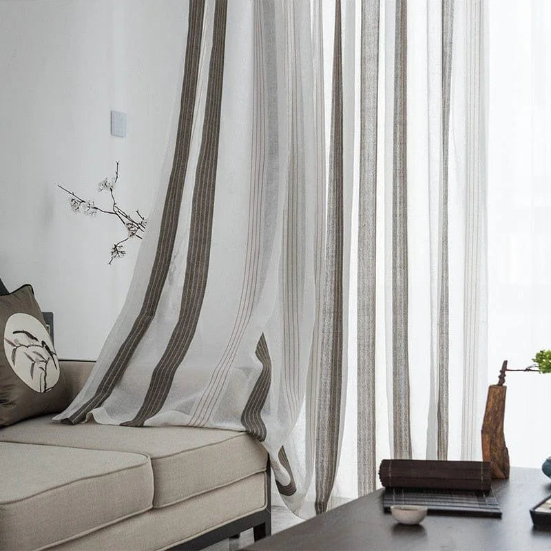 Rideau élégant à rayures pour salon moderne, apportant une touche de sophistication et de luminosité. Ce rideau léger, parfait pour filtrer la lumière tout en préservant l'intimité, s'harmonise avec divers styles de décoration intérieure. Idéal pour une ambiance chaleureuse et accueillante.