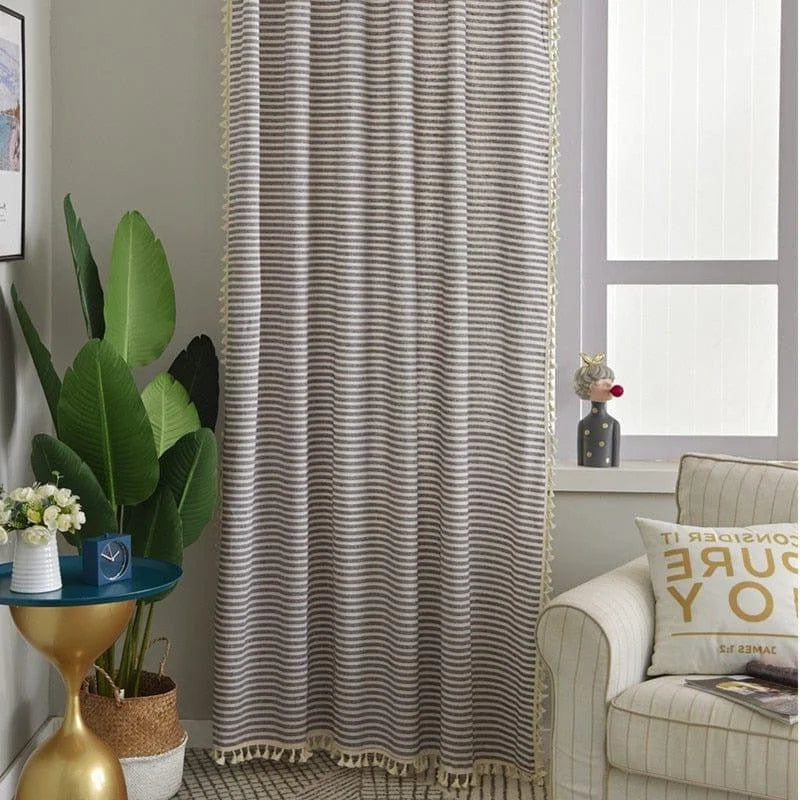 Rideau à rayures discrètes dans un salon moderne, idéal pour ajouter une touche élégante à votre intérieur. Parfait pour réguler la luminosité tout en offrant une ambiance chaleureuse. Ce rideau s'intègre harmonieusement avec des éléments de décoration contemporaine. Complétez votre ameublement avec ce design intemporel qui s'adapte à divers styles de décoration.