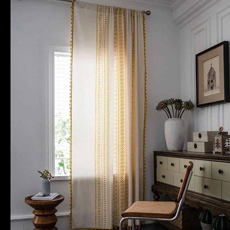 Voilage élégant à motifs géométriques or et blanc, idéal pour une décoration intérieure lumineuse et moderne. Ce rideau apporte une touche sophistiquée à votre salon ou chambre, tout en filtrant délicatement la lumière naturelle. Parfait pour compléter un espace avec des accents boisés et des plantes d'intérieur.