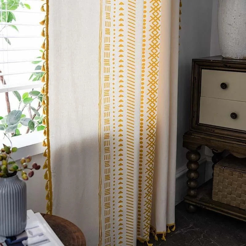 Rideau élégant avec motifs géométriques jaunes, idéal pour ajouter une touche déco moderne à votre intérieur. Parfait pour tamiser la lumière tout en embellissant votre salon ou chambre. Complète harmonieusement un mobilier en bois. Accessoire de décoration chic et tendance pour un espace accueillant et chaleureux.