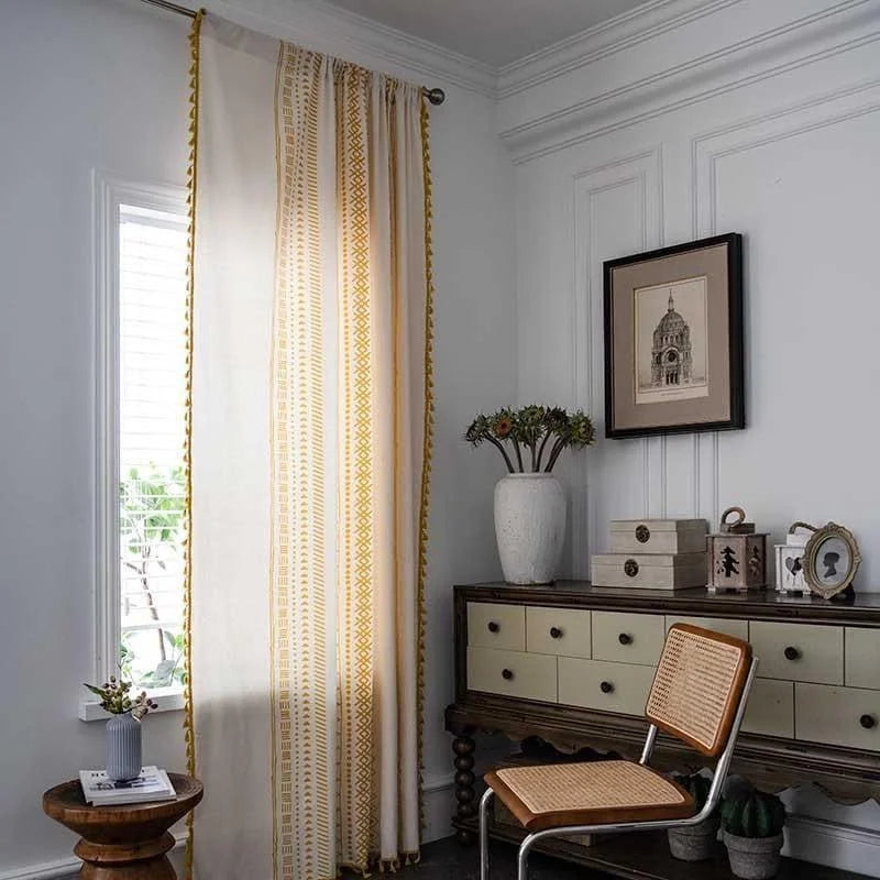 Rideau élégant avec motifs géométriques jaunes, idéal pour ajouter une touche de sophistication à votre intérieur. Ce rideau accroche la lumière naturelle, créant une ambiance chaleureuse et accueillante. Parfait pour le salon, il complète harmonieusement un décor moderne ou classique grâce à son design raffiné et sa capacité d'embellissement esthétique.