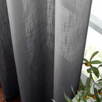 Rideau opaque gris anthracite, idéal pour un salon moderne. Design élégant et discret, parfait pour filtrer la lumière tout en préservant l'intimité. Accessoire déco essentiel pour embellir vos fenêtres.