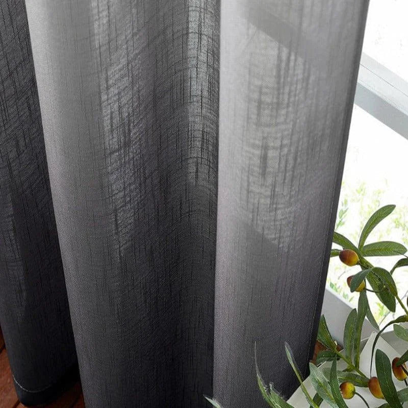 Rideau opaque gris anthracite, idéal pour un salon moderne. Design élégant et discret, parfait pour filtrer la lumière tout en préservant l'intimité. Accessoire déco essentiel pour embellir vos fenêtres.