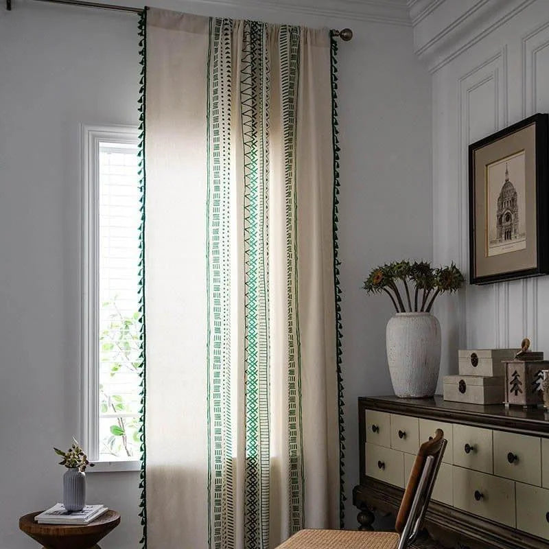 Rideau décoratif élégant en beige, orné de motifs géométriques verts, suspendu dans un intérieur lumineux et raffiné. Parfait pour apporter une touche moderne et épurée à votre décoration intérieure. Idéal pour les salons ou chambres à coucher.