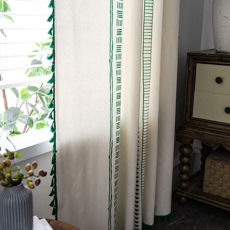 Rideau élégant avec motifs verticaux verts, ajoutant une touche de sophistication à votre salon. Le style moderne complète parfaitement le mobilier en bois rustique, tandis que la lumière naturelle illumine délicatement la pièce. Accessoire parfait pour créer une ambiance chaleureuse et accueillante. Idéal pour les amateurs de décoration contemporaine.
