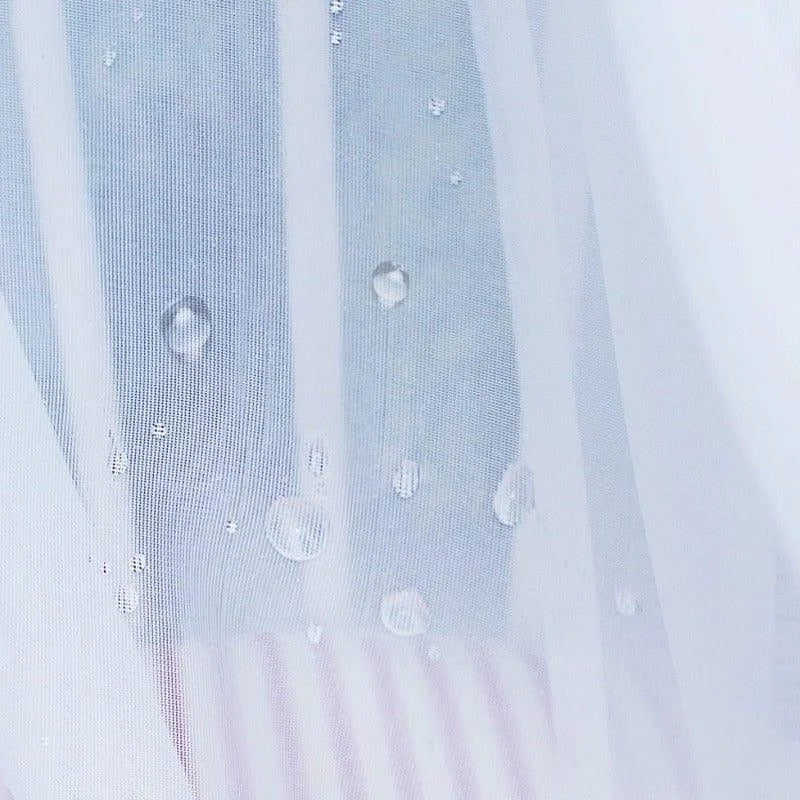 Gouttelettes d'eau sur un rideau translucide blanc créant un effet lumineux et apaisant, idéal pour la décoration de la maison et l'amélioration de l'esthétique intérieure.