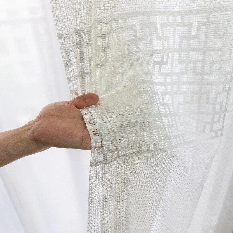 Voilage blanc léger avec motif géométrique moderne, idéal pour illuminer votre intérieur tout en préservant votre intimité. Parfait pour le salon, la chambre ou la salle à manger, ce rideau élégant s'harmonise facilement avec tout type de décoration. Facile d'entretien et d'installation, il offre une touche de sophistication à vos fenêtres.