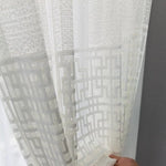 Voilage transparent élégant avec motifs géométriques, idéal pour embellir votre intérieur. Ce rideau moderne et stylé diffuse une lumière douce et crée une atmosphère chaleureuse dans votre salon ou chambre. Solution parfaite pour préserver l'intimité tout en ajoutant une touche de sophistication à votre décoration.
