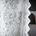 Rideau blanc élégamment décoré de motifs floraux détaillés, idéal pour ajouter une touche raffinée à votre intérieur tout en laissant passer la lumière naturelle. Parfait pour les salons ou chambres à coucher, ce rideau offre un charme intemporel et une esthétique raffinée.