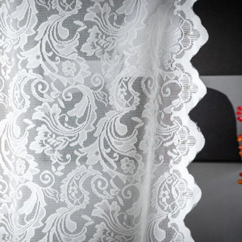 Rideau blanc élégamment décoré de motifs floraux détaillés, idéal pour ajouter une touche raffinée à votre intérieur tout en laissant passer la lumière naturelle. Parfait pour les salons ou chambres à coucher, ce rideau offre un charme intemporel et une esthétique raffinée.