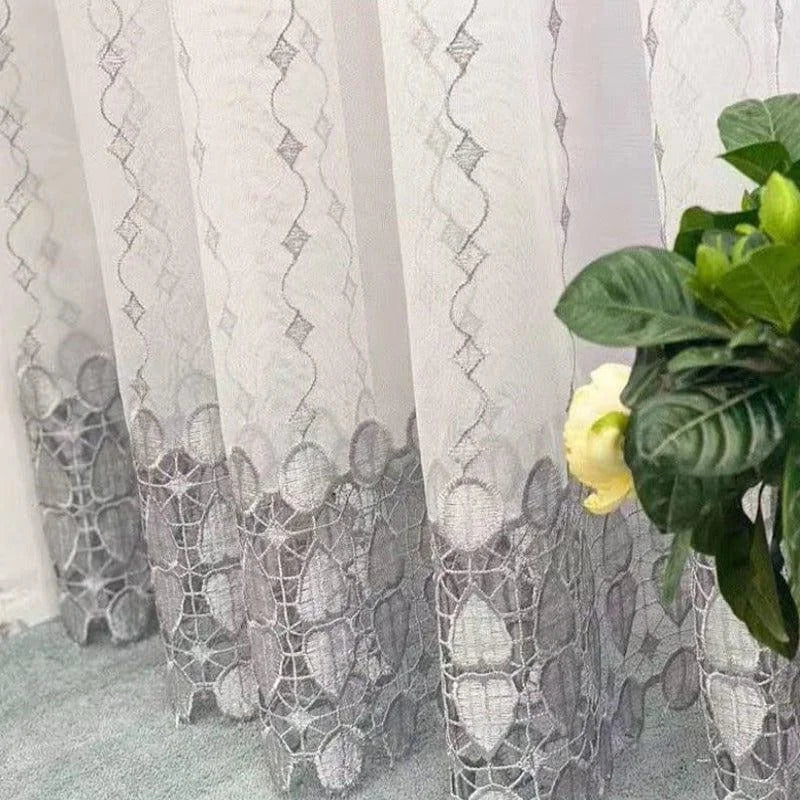 Voilage translucide élégant avec motifs géométriques raffinés pour décoration intérieure moderne. Idéal pour laisser entrer la lumière tout en conservant une certaine intimité. Parfait pour salon, chambre ou espace de vie, ajoutant une touche de sophistication à votre décoration.