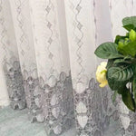 Voilage translucide élégant avec motifs géométriques raffinés pour décoration intérieure moderne. Idéal pour laisser entrer la lumière tout en conservant une certaine intimité. Parfait pour salon, chambre ou espace de vie, ajoutant une touche de sophistication à votre décoration.