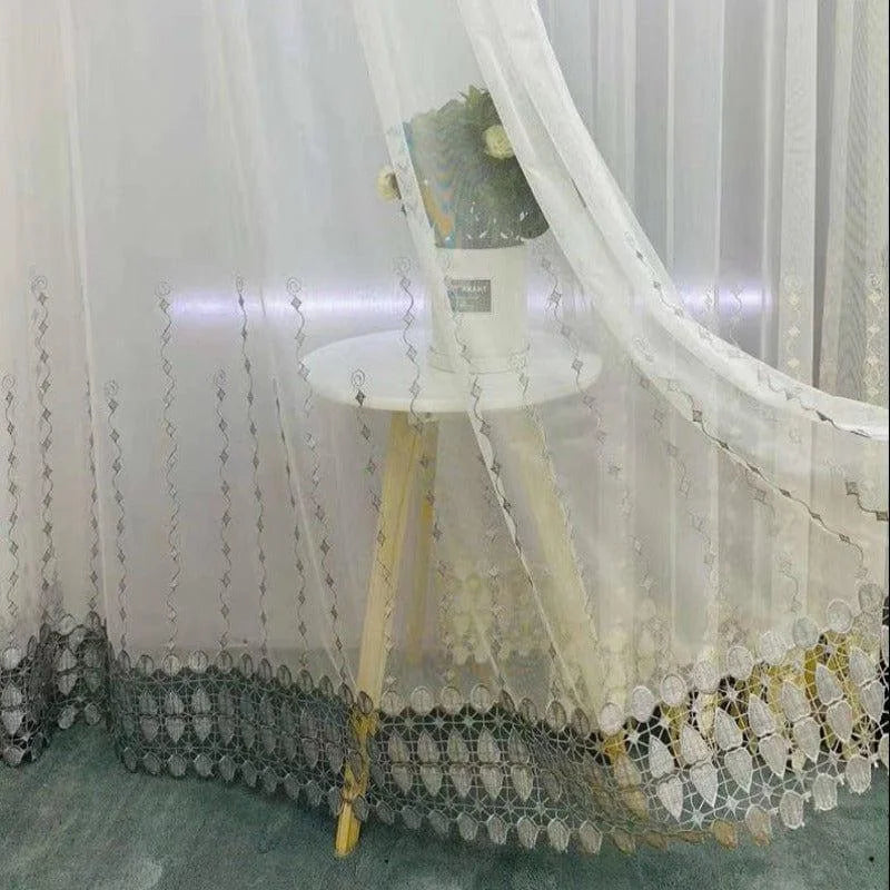 Voilage de fenêtre délicat avec motifs géométriques élégants, parfait pour ajouter une touche de sophistication à tout intérieur. Idéal pour filtrer la lumière tout en préservant l'intimité. Décoration intérieure moderne et raffinée.