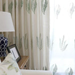 Rideaux élégants avec motifs de fougères vertes, offrant une touche naturelle et apaisante à votre intérieur. Idéal pour ajouter du style et de la fraîcheur à votre salon ou chambre à coucher. Accessoire de décoration parfait pour créer une ambiance chaleureuse et harmonieuse.