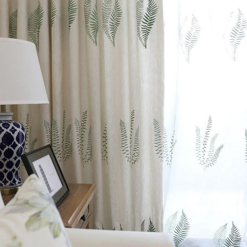 Rideaux élégants avec motifs de fougères vertes, offrant une touche naturelle et apaisante à votre intérieur. Idéal pour ajouter du style et de la fraîcheur à votre salon ou chambre à coucher. Accessoire de décoration parfait pour créer une ambiance chaleureuse et harmonieuse.