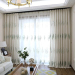 Rideaux décoratifs avec motifs de fougères, idéals pour un salon élégant. Apportez une touche naturelle et lumineuse à votre intérieur avec ces rideaux aux motifs végétaux. Parfaits pour filtrer la lumière tout en ajoutant une ambiance apaisante à votre espace de vie. Transformez votre pièce avec ces rideaux modernes et stylés, facilement intégrables à tous types de décoration.