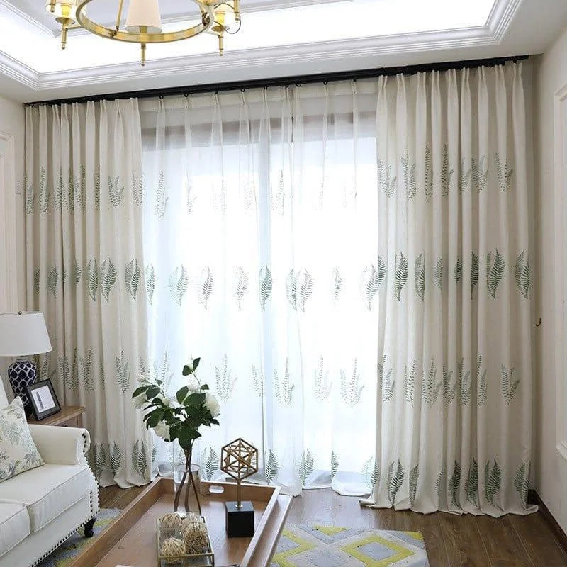 Rideaux décoratifs avec motifs de fougères, idéals pour un salon élégant. Apportez une touche naturelle et lumineuse à votre intérieur avec ces rideaux aux motifs végétaux. Parfaits pour filtrer la lumière tout en ajoutant une ambiance apaisante à votre espace de vie. Transformez votre pièce avec ces rideaux modernes et stylés, facilement intégrables à tous types de décoration.