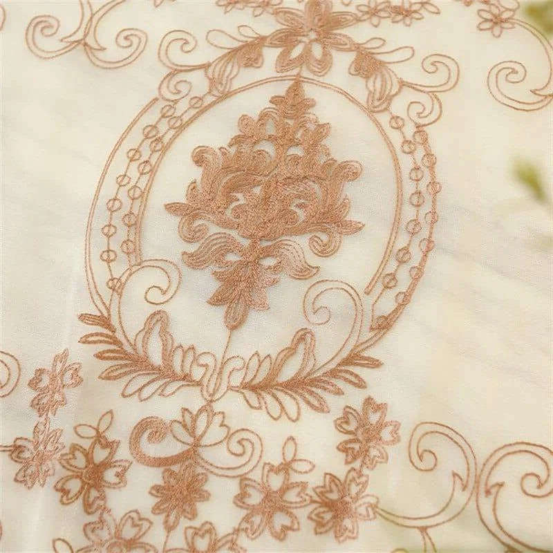 Dessin brodé orné de motifs floraux détaillés sur fond clair, idéal pour décoration intérieure élégante et raffinée, convenant parfaitement aux rideaux, nappes ou tentures.