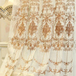 Rideau élégant avec broderies dorées, parfait pour ajouter une touche de sophistication à votre décoration intérieure. Design raffiné idéal pour salon ou chambre, ces motifs brodés apportent une ambiance chaleureuse et luxueuse à votre espace.