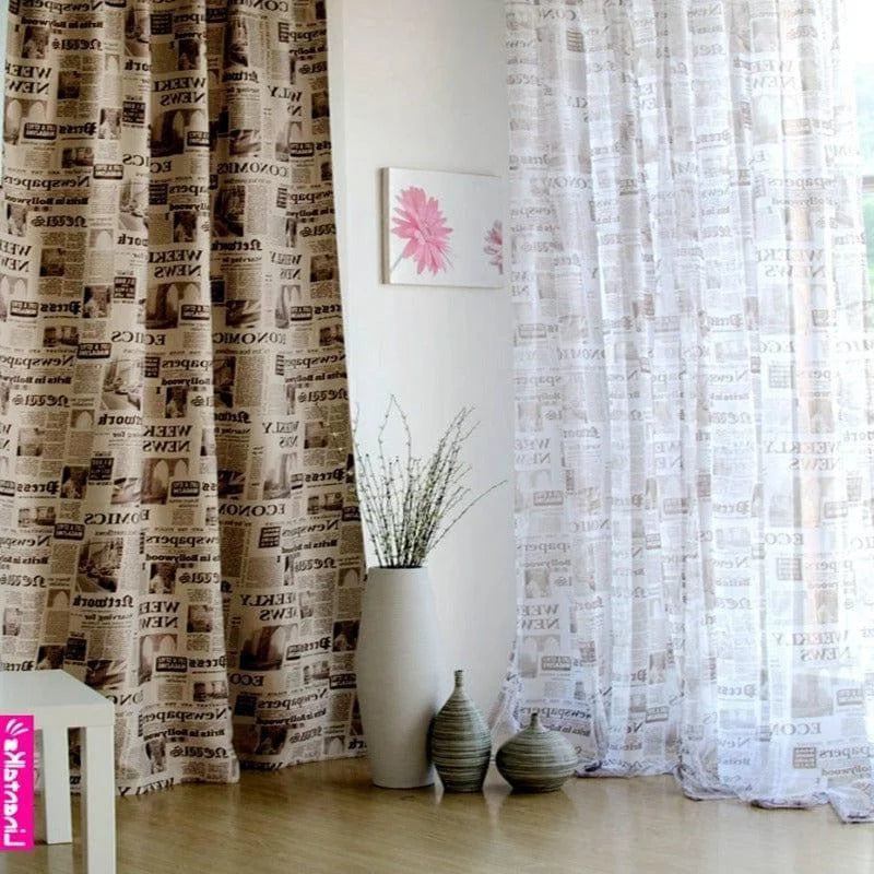 Rideau élégant au design imprimé journal, idéal pour donner une touche moderne et originale à votre intérieur. Ce modèle offre un style unique et se marie parfaitement avec une déco contemporaine. Les motifs captivants attirent le regard, tandis que la lumière filtrée crée une ambiance chaleureuse et accueillante. Parfait pour le salon ou la chambre, ce rideau transforme n'importe quelle pièce en un espace à la fois confortable et tendance.